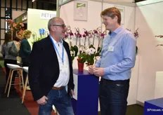 Peter du Croq van Van der Eng bv in gesprek met Walter Gerretzen van Aardse Orchids.